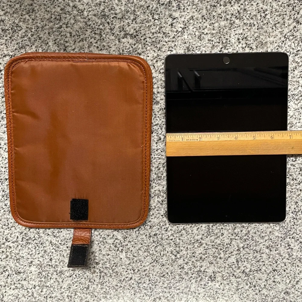 EUC Generic lightly padded iPad cover w/velcro closure tab‼️ iPad not included‼️